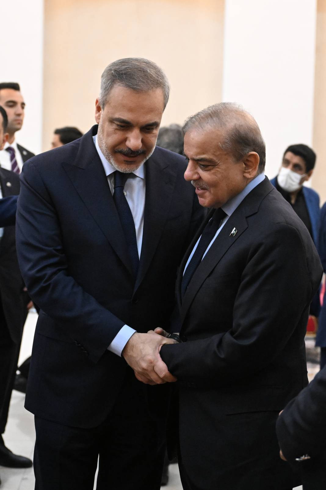 Cumhurbaşkanı Yardımcısı Yılmaz ile Dışişleri Bakanı Fidan Reisi'nin taziyesine katıldı - Resim: 5